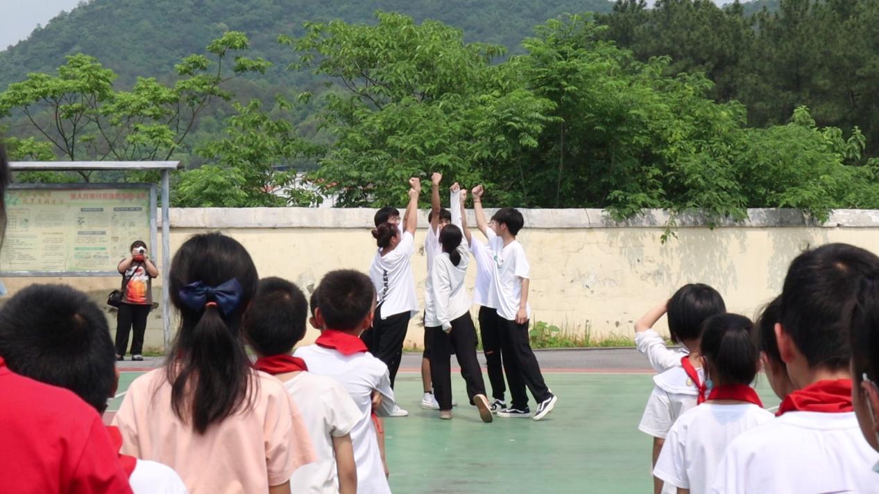 建团百年献礼舞蹈“星火燎原”